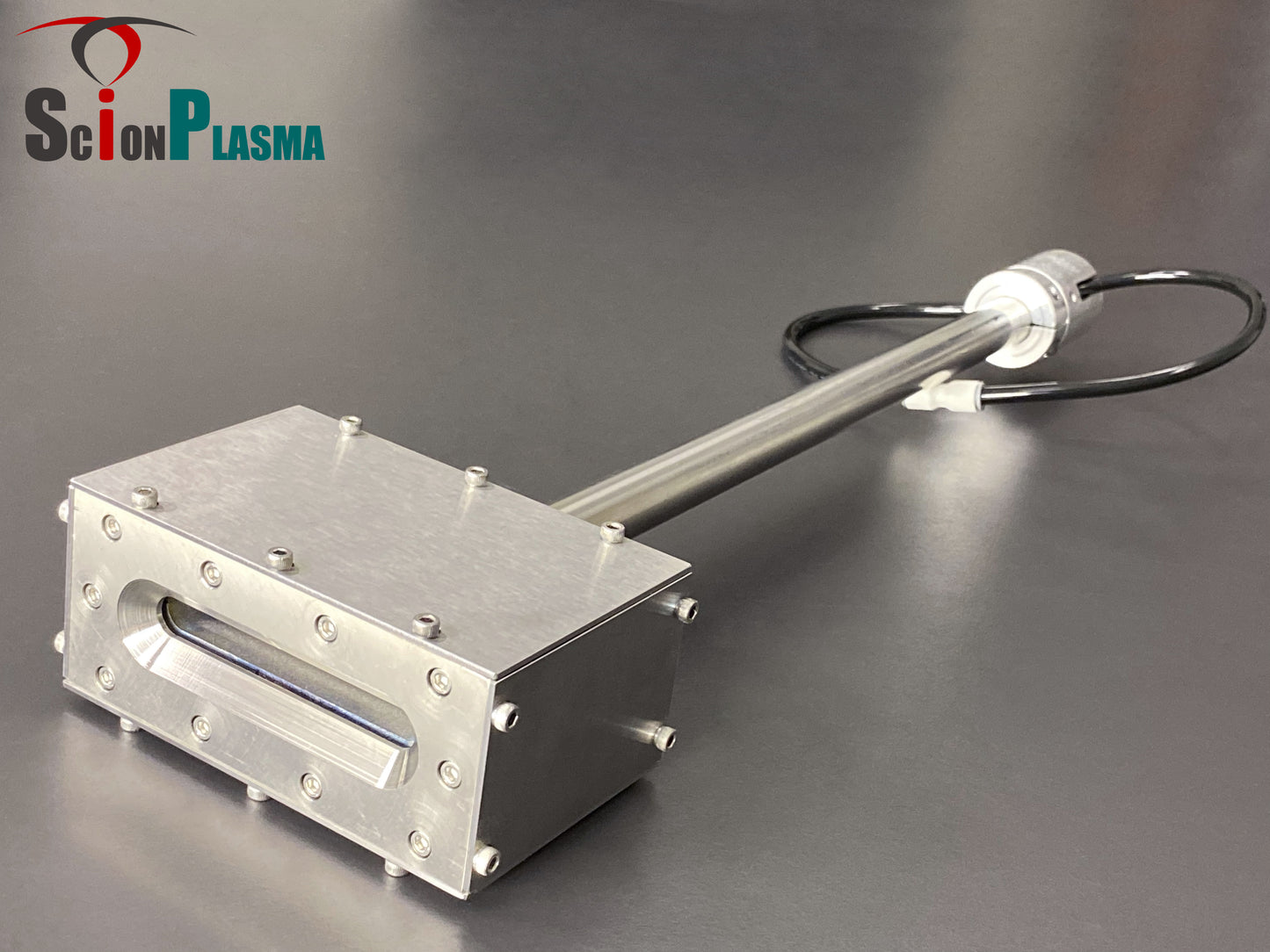 Linear round ion source